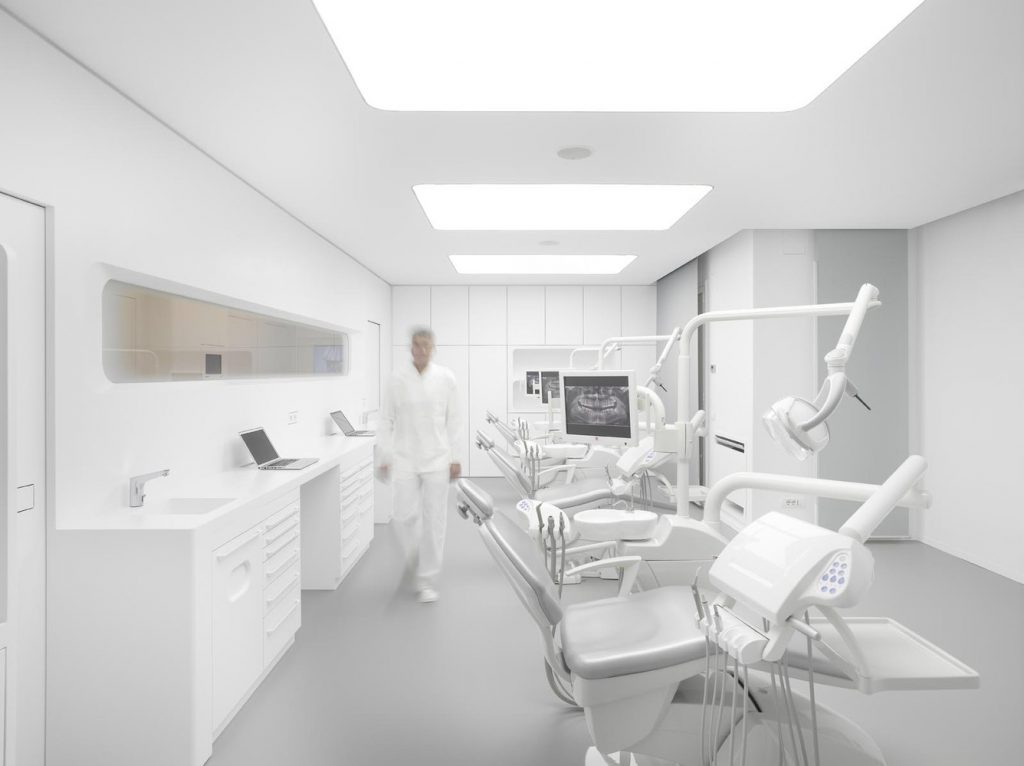طراحی داخلی کلینیک دندانپزشکی سفید